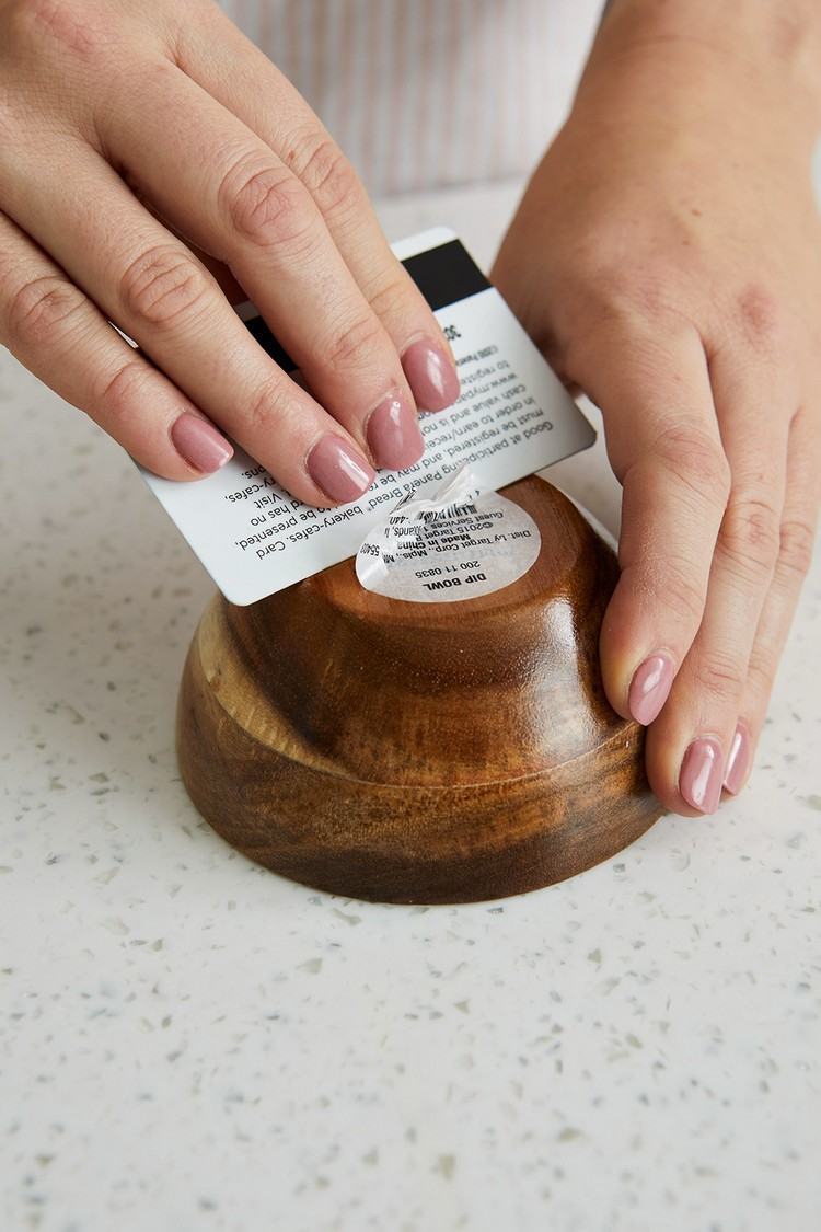 Remova adesivos dicas de limpeza de madeira com utensílios domésticos