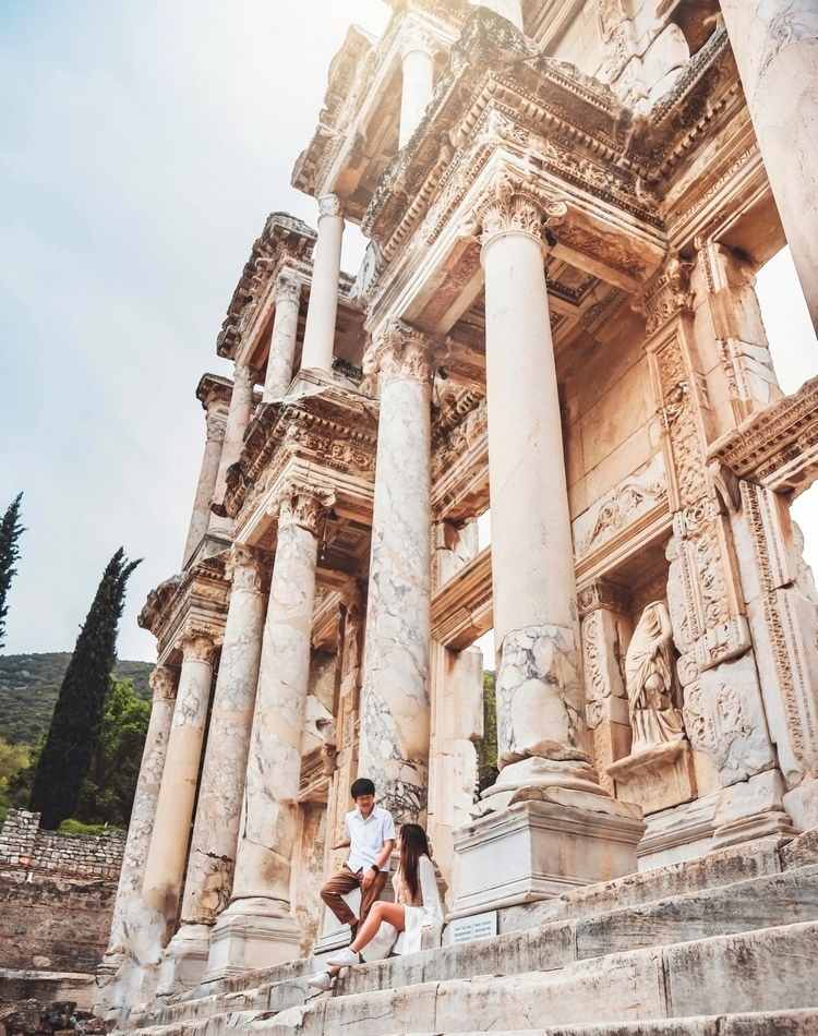 Biblioteca Celsus, um marco da Turquia, perto de Izmir