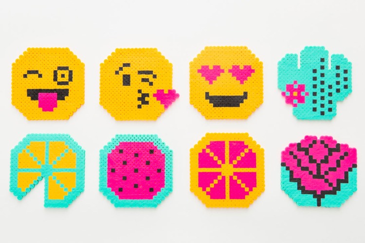 Faça modelo de emoji fruta rosa com contas de ferro