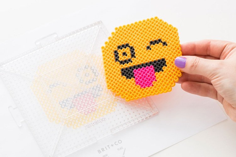 Fuse-bead-tinker-square-pegboard-emoji-motif