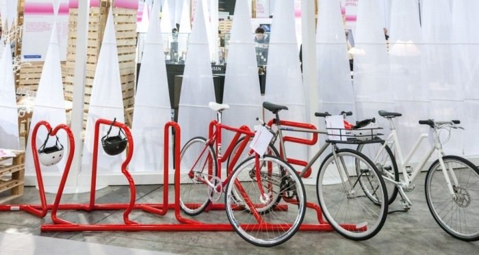 Porta-bicicletas em linha - Sistema-Design-atraente-vermelho-aço inoxidável