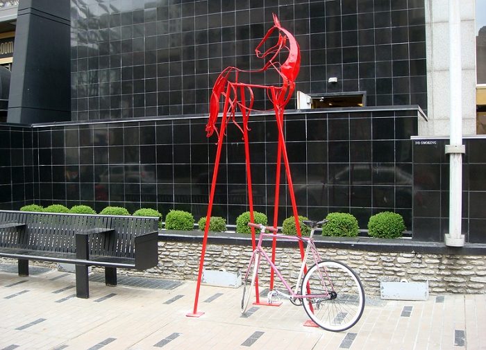 Stilt-bike-stand-design-inspirado-no-cavalo-metal-pintado-em-vermelho