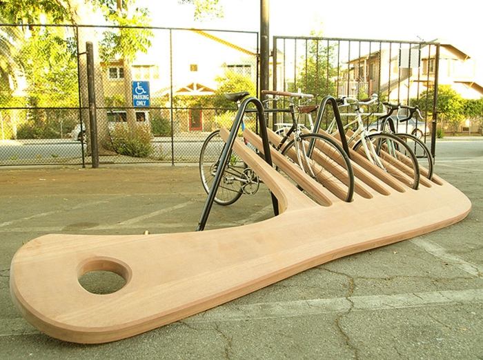 Bicicleta-suporte-design-enorme-pente-feito-de-madeira-atraentes-espaços públicos