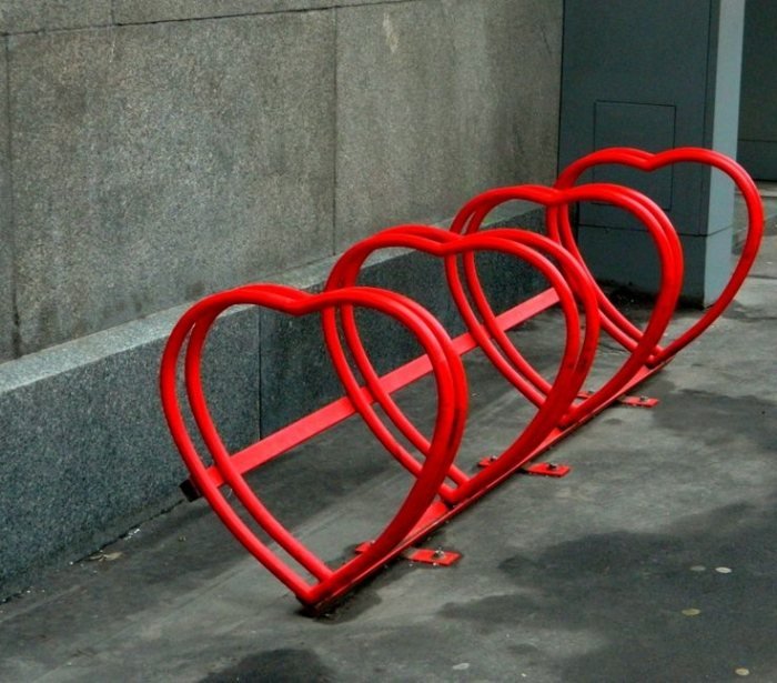 Montagem em rack de design de rack de bicicleta em forma de coração com revestimento vermelho no piso
