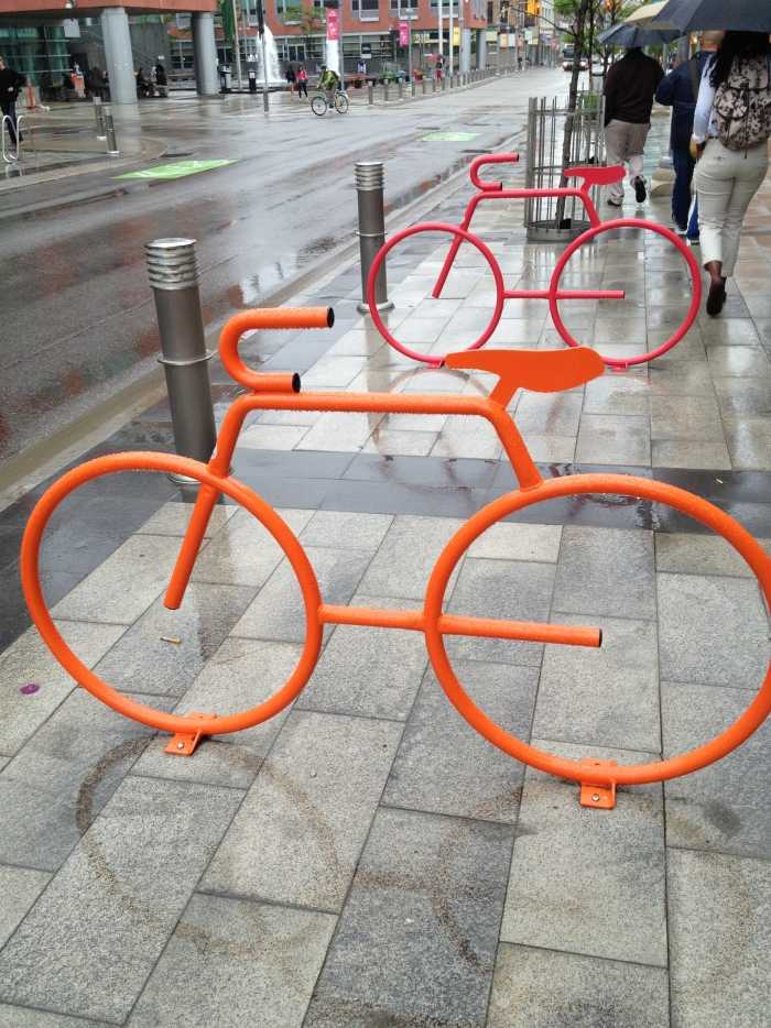 Design de suporte para bicicletas de rua - modelo único - cor neon - montagem no piso