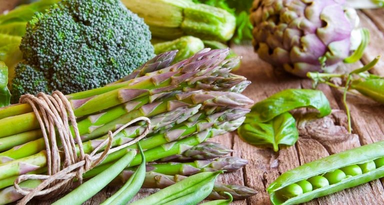 Consumir ácido fólico graças à dieta durante a gravidez e suplementos nutricionais
