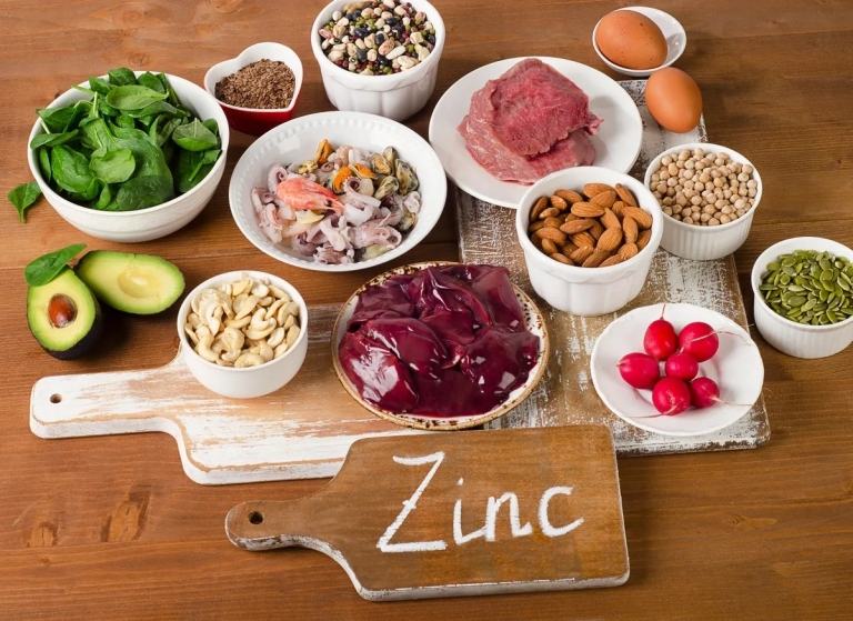 O zinco é exigido pelo DNA e é encontrado no espinafre, abacate, fígado, nozes e leguminosas