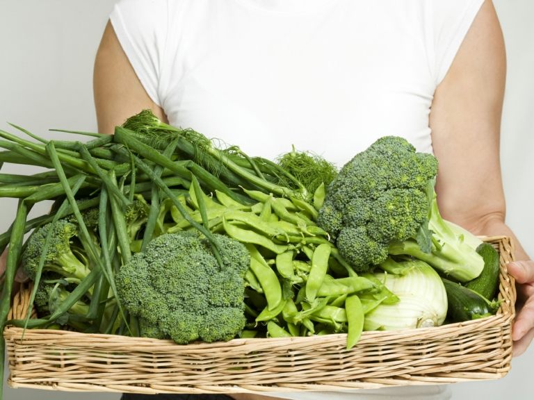 A vitamina K auxilia na coagulação do sangue e é encontrada em vegetais verdes