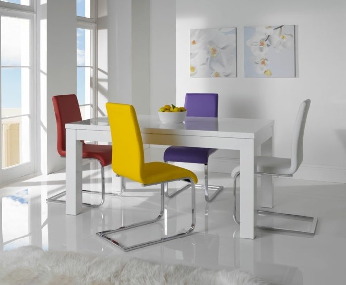 com-cadeiras-coloridas-mesa-de-jantar-extensível