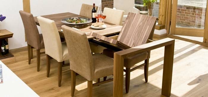 Cadeiras estofadas com design de madeira maciça na cor marrom