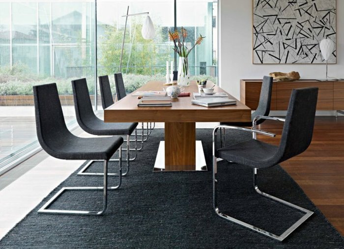 Mesa de jantar de madeira extensível com cadeiras pretas