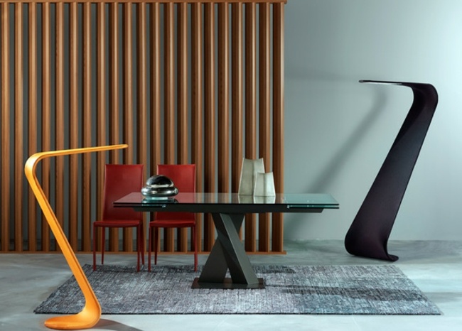 Sala de jantar eclética com uma pequena mesa de jantar carpete em cores acessórios para casa