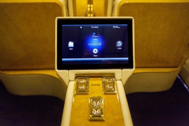 luxuoso-interior-Cadillac-Escalade-2015-tela plana-nogueira-painéis de madeira-aplicações