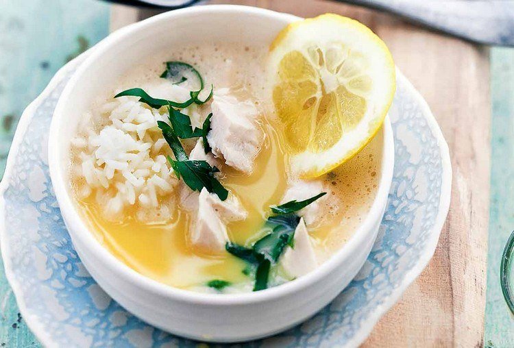 Canja de Galinha Grega com Arroz e Limão Preparação da Sopa de Avgolemono