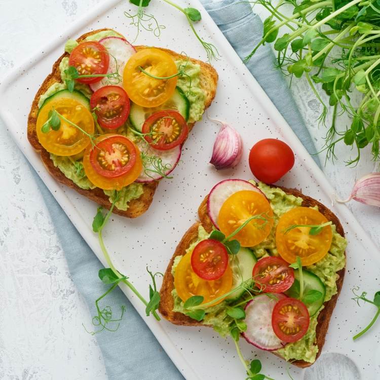 torrada de abacate com tomate no café da manhã