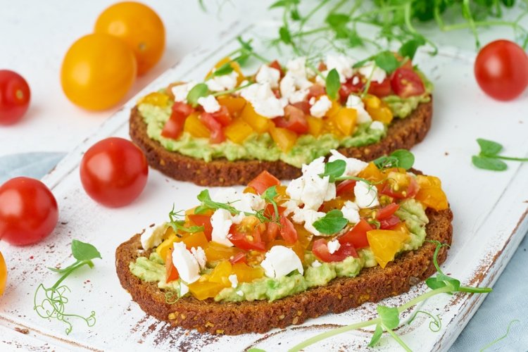 Torrada de abacate com queijo feta e tomate