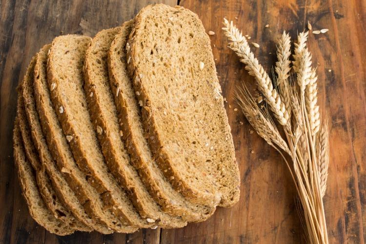 Pão integral contém vitaminas B e cereais de ácido fólico