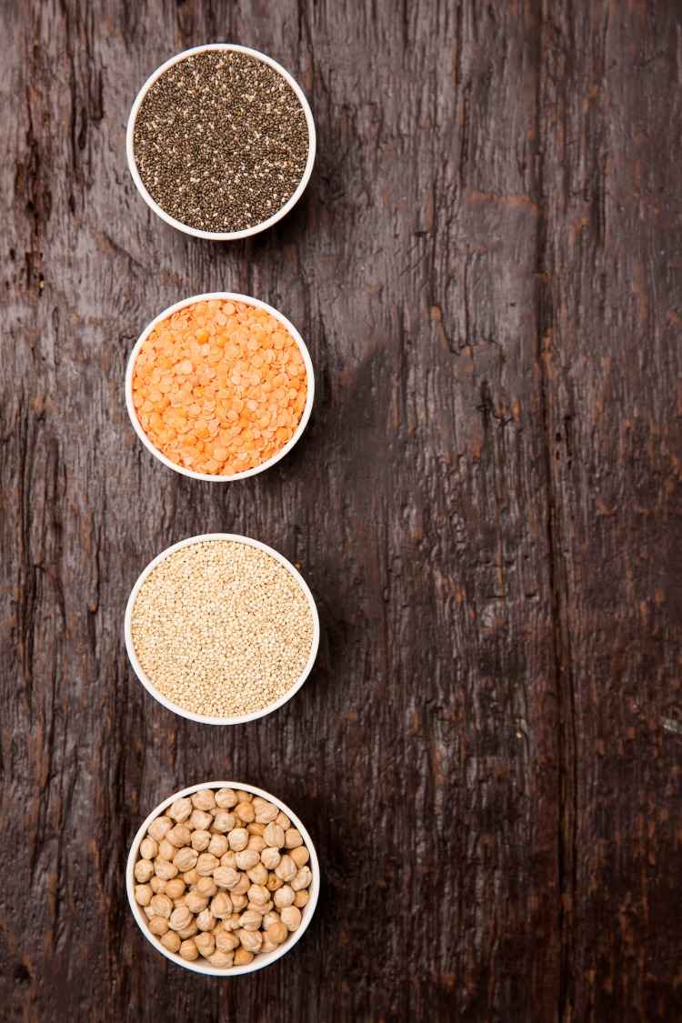 sementes de chia superalimento quinoa e grão de bico em pequenas tigelas