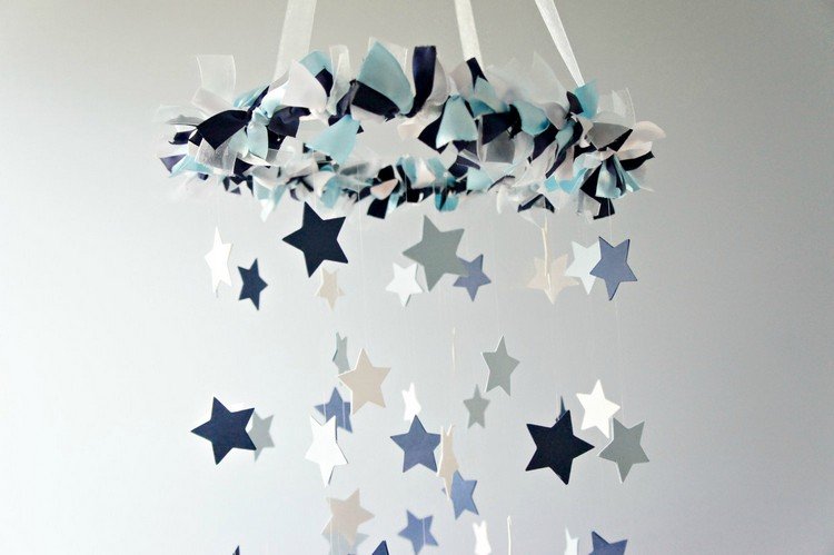 baby-mobile-faça-você-mesmo-mexer-papel-estrelas-azul-escuro-azul-claro-branco