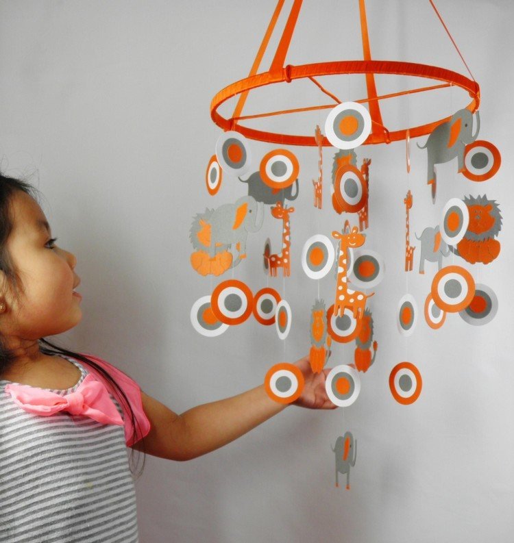 baby-mobile-faça-você-mesmo-mexer-papel-laranja-cinza-africano com motivos de animais