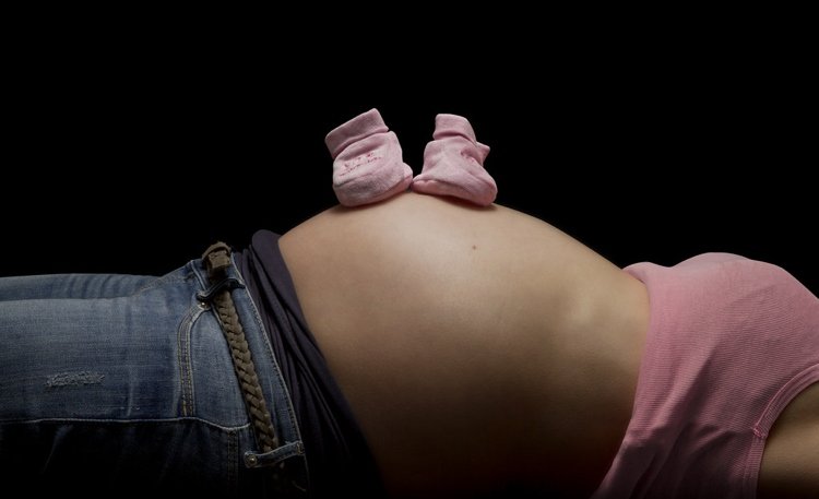 Faça você mesma fotos da barriga do bebê-fotos de gravidez-ideias-dicas-sapatos de bebê-meias de bebê
