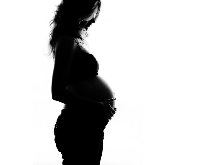 Faça você mesma fotos da barriga do bebê-fotos-gravidez-ideias-dicas-silhueta-preto-e-branco