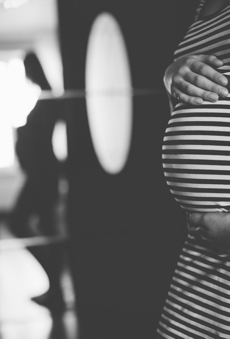 Faça você mesmo as fotos da barriga do bebê - fotos de gravidez-ideias-dicas-preto-e-branco-barriga