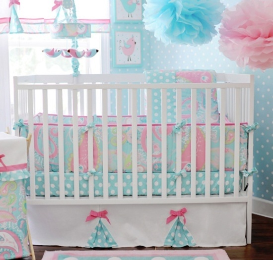 Configure o berço do quarto do bebê - modelos brancos - têxteis