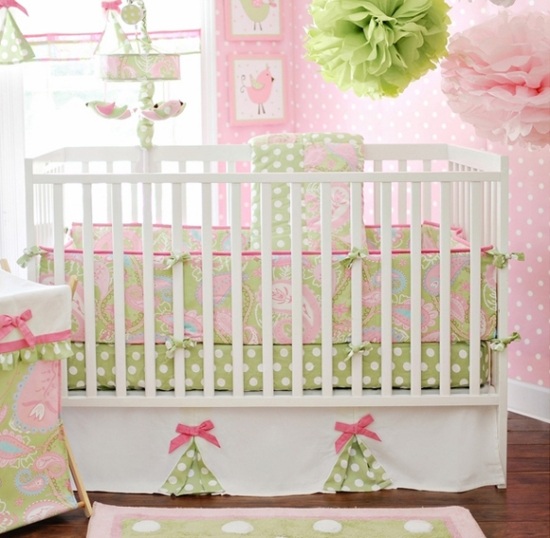 Têxteis em berço de bebê - quarto das meninas com papel de parede rosa