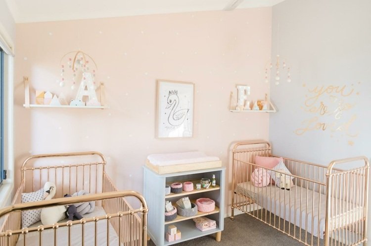 quarto de bebê para gêmeos romanticamente mobiliados-camas de metal-ouro-cor-de-rosa escuro