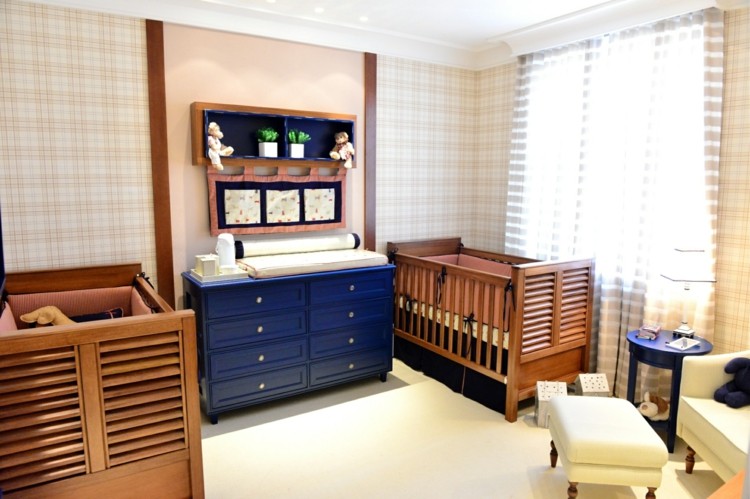 quarto de bebê para berço de gêmeos - madeira escura - azul - trocador de mesa