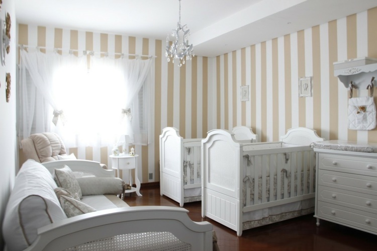 quarto de bebê-gêmeos-papel de parede-listras-padrão-bege-branco-camas-lado a lado