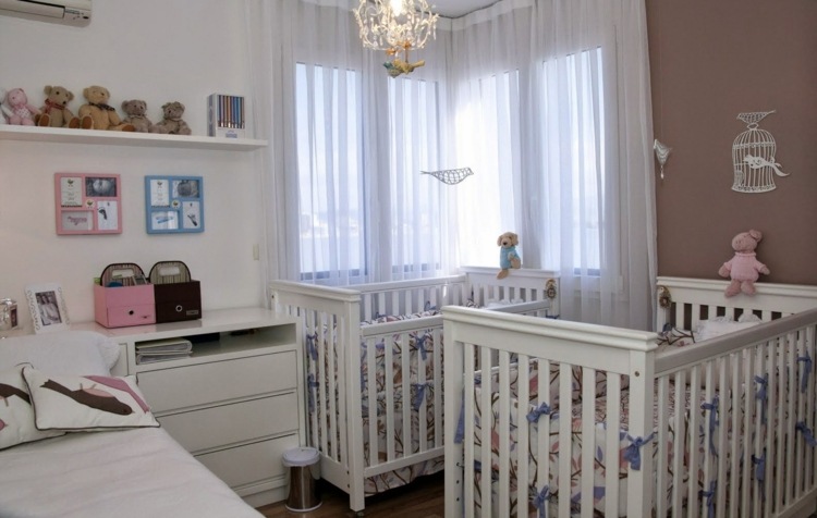 quarto de bebê-gêmeos-canto-janela-sofá-cama-cômoda-moderno-branco