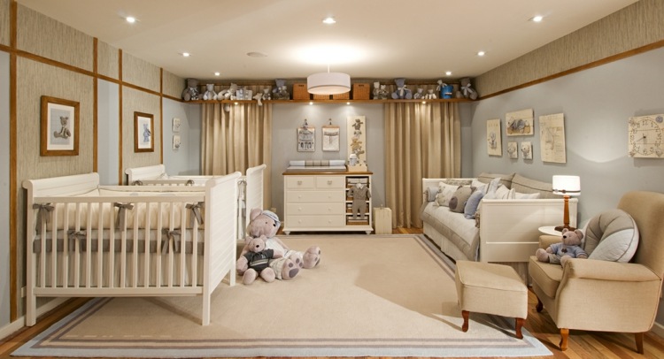 quarto de bebê-gêmeos-grande-quarto de criança-parede-design-azul-bege-poltrona-sofá-cortinas