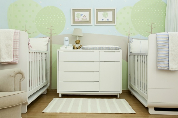 quarto de bebê-gêmeos-verde-azul-piso-azul-parede-pintura-paisagem-árvores