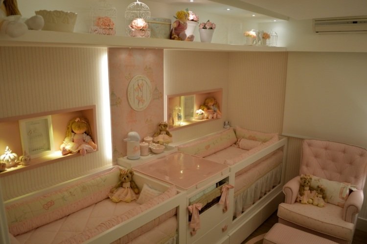 bebê quarto-gêmeos-ideia-original-prateleira-teto-rosa-móveis-poltrona-menina-embutida-prateleiras