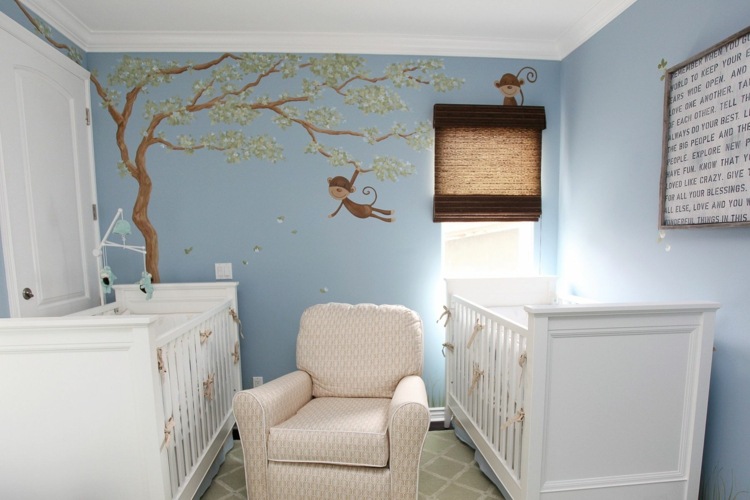 quarto de bebê-gêmeos-quarto-pequeno-branco-móveis-mural-árvore-cortina