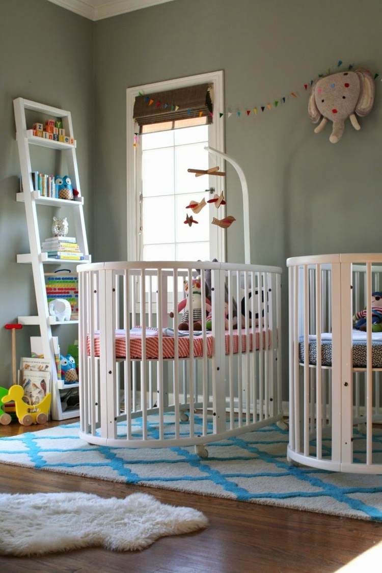 quarto de bebê-gêmeos-extravagante-camas-de-bebê-retro-prateleira-escada-brinquedos