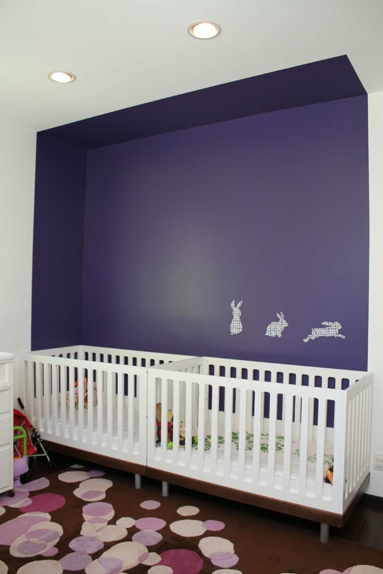 baby room-twins-accent-wall-purple-white-berço-carpet-dot-pattern-feminino