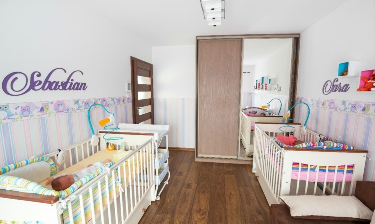 quarto de bebê-gêmeos-piso-rústico-parquet-laminado-armário-portas-deslizantes-quarto-idéia de criança