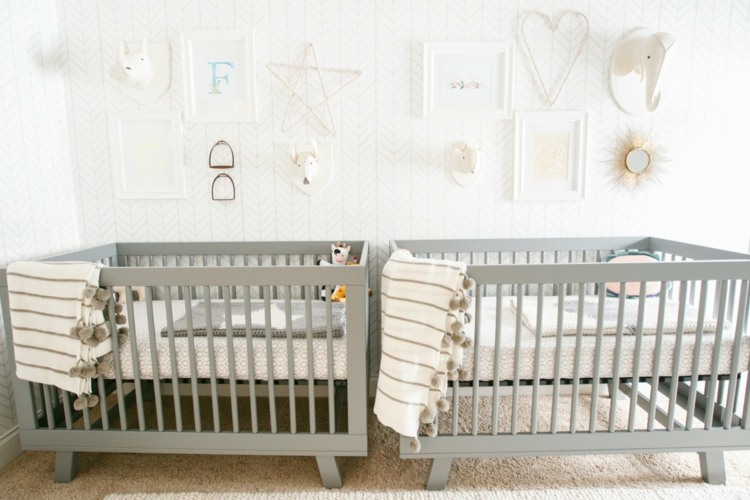 quarto de bebê-gêmeos-luz-parede-cinza-camas-treliça-parede-decorar-molduras