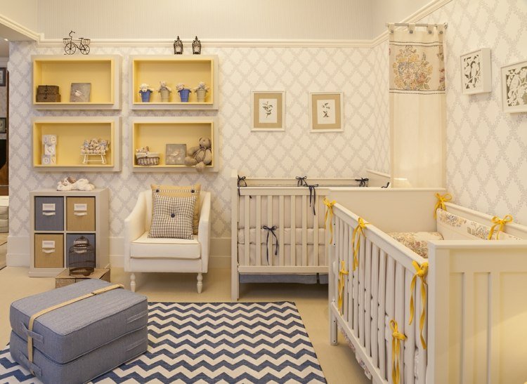 quarto de bebê para gêmeos amarelo-azul-creme-menino-menina-tapete em zigue-zague
