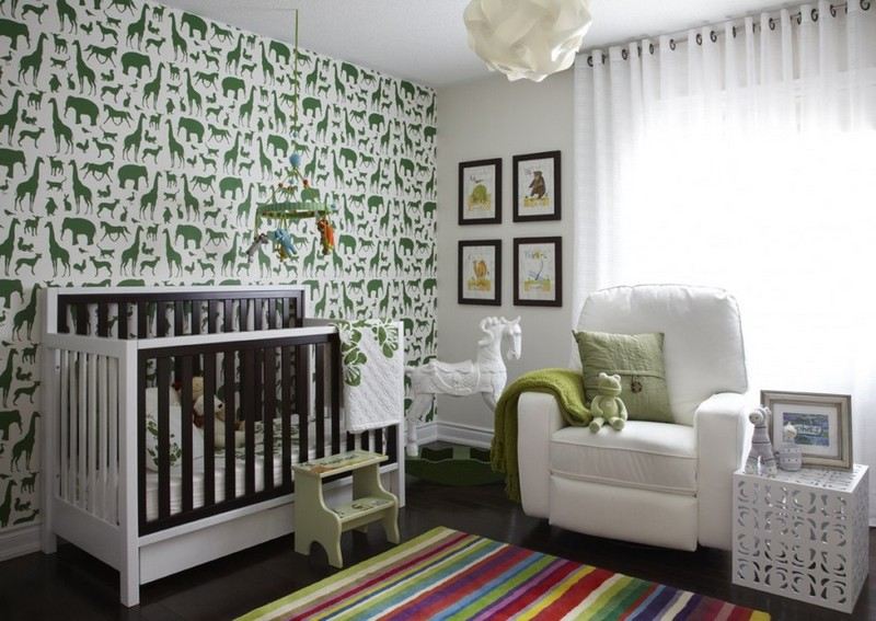 Quarto de bebê com girafas de papel de parede moderno