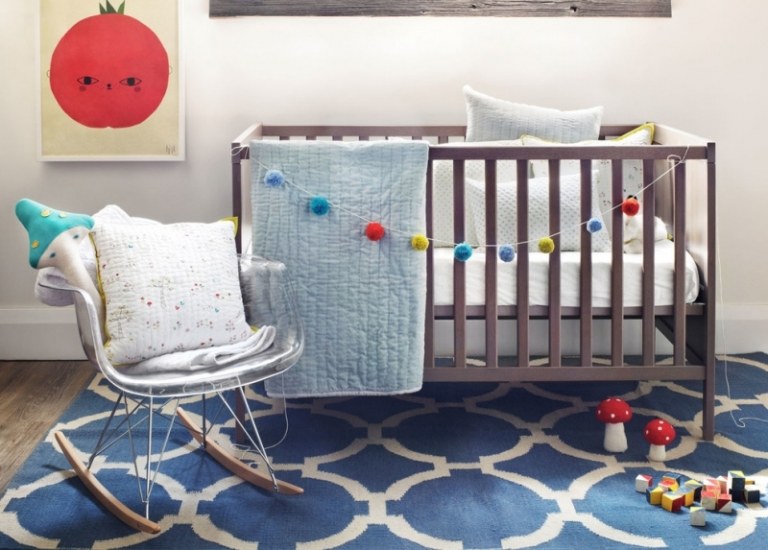 Quarto de bebê - carpete azul - idéias de móveis escandinavas