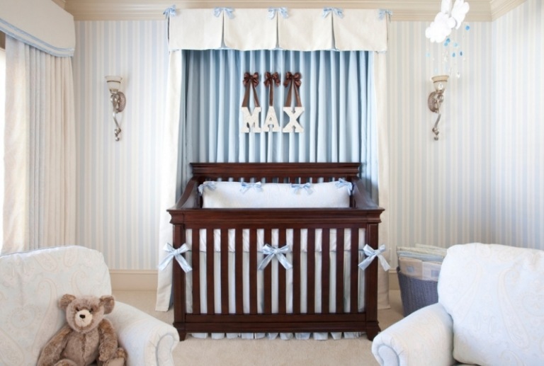 Quarto de bebê-azul-cama com dossel-tradicional-doce-design