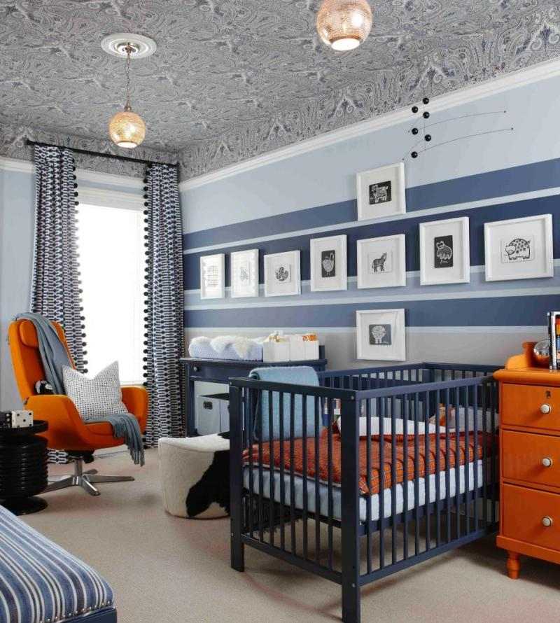 Quarto de bebê-listras-azuis-fotos-família-ideias-poltrona-laranja