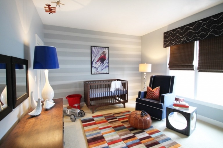 Quarto de bebê-azul-moderno-mobiliário-parede-design-idéias-listras