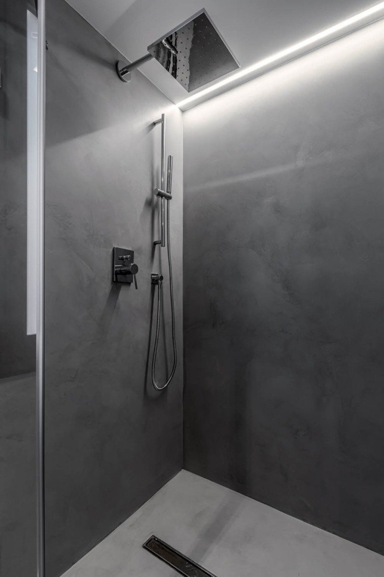 casa de banho-iluminação-chuveiro-teto-parede-aparência de concreto exposto