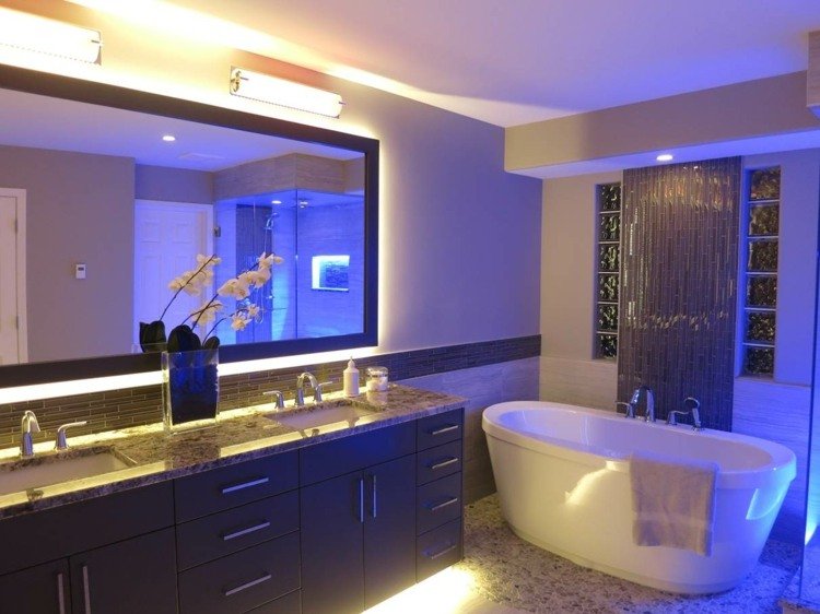 banheiro-iluminação-teto-ideia-armário-madeira escura