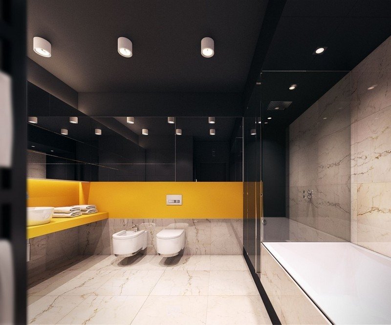 Banheiro com design de parede em amarelo e piso de mármore
